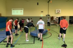Trainer Sebastian Stolte bei vorbereitenden Übungen für das Krafttraining.