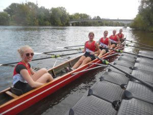 Der Mädchenvierer vom Ratsgymnasium Osnabrück am Siegersteg beim Deutschen Schüler-Rudercup 2021 in Kassel