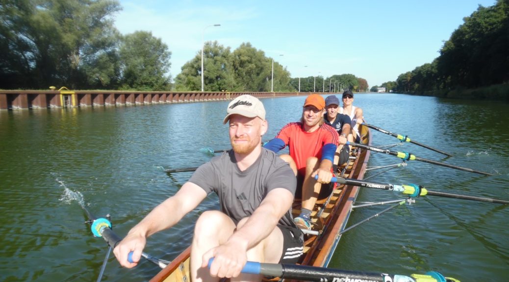 Gig-Doppelvierer auf dem Stichkanal, im Hintergrund die Hollager Schleuse