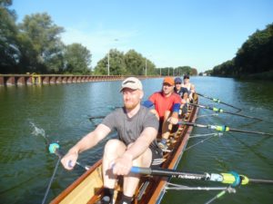 Gig-Doppelvierer auf dem Stichkanal, im Hintergrund die Hollager Schleuse