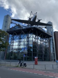 Ein „Rosinenbomber“ über dem Eingang des Technikmuseums