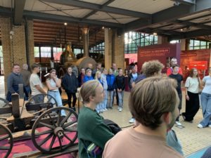 Alle lauschen interessiert den Ausführungen zur Entwicklung der Industrialisierung