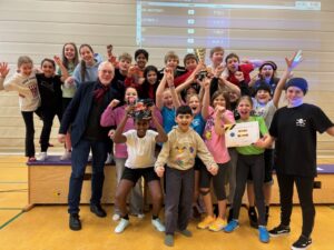 Die siegreiche Klasse 5B mit dem Klassenlehrer und dem Pokal