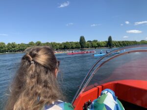 Dezernentin Eva Bender verfolgt vom Motorboot aus ein Finalrenne der Jüngsten