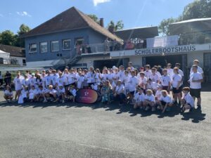 Gruppenfoto der Teilnehmer an den „Schul-Finals“ im Rudern nach der Siegerehrung vor dem Schülerbootshaus der Stadt Hannover