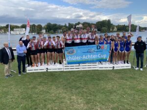 Siegerehrung beim Jungen-Achtercup: Poelchau-Schule Berlin, vor Bismarckschule Hannover und Humboldtschule Hannover
